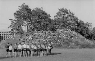1. Zentrales Pionierlager "Georgi Dimitroff" in Prora auf Rügen : Pioniermannschaft vor einem Fußballspiel