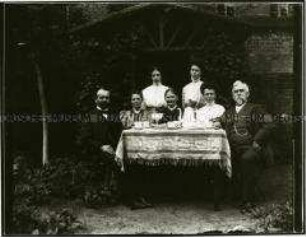 Familie beim Kaffetrinken im Garten