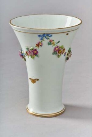Weiße Blumenvase mit bunten Reliefblumengehängen