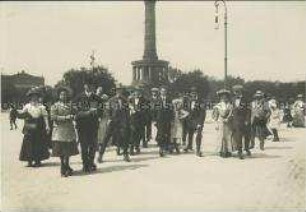 Menschen auf Rollschuhen vor der Siegessäule