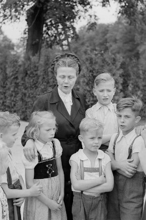 Kinderheim im Volkseigenen Betrieb "Fortschritt" : Gruppenporträt von Frau Mut mit Heimkindern