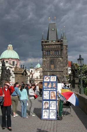 Prag - Porträtmaler auf der Karlsbrücke : Porträtmaler auf der Karlsbrücke. Aufgenommen 2004 in Prag