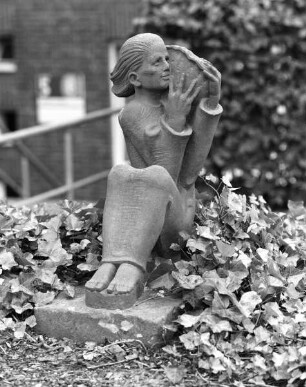 Sitzende Frau mit Muschel