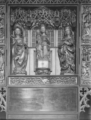Schauseite (zweite); Mittelschrein: Maria Magdalena, Madonna und Heilige Barbara