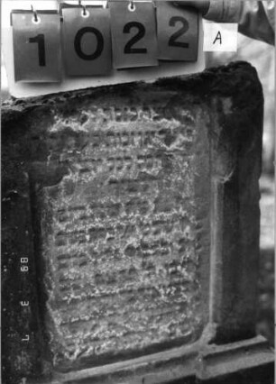 Grabstein 1022 (Index: 99751293) Material: Sandstein Zustand: obern weggebroch/verwitt/groß. Textverl. Maße HxBxT: 96x54x11 cm Beschreibung: Stele, getreppter Sockel, Schriftfeld eingetieft: Grabstein 1022A