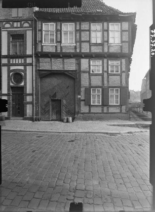 Quedlinburg, Schmale Straße. Wohnhaus mit Durchfahrt. Straßenfront