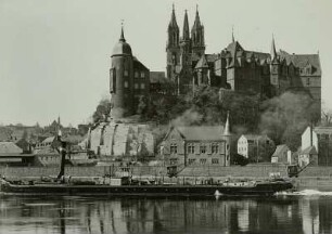 Burgberg mit Albrechtsburg und Dom. Blick vom rechten Ufer über die Elbe mit Heckrad-Schleppdampfer "Bilina" : Meißen. Burgberg mit Albrechtsburg und Dom. Blick vom rechten Ufer über die Elbe mit Heckrad-Schleppdampfer "Bilina"