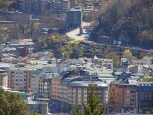 Andorra la Vella - Stadtübersicht : Stadtübersicht vom Berghang. Aufgenommen am 17. April 2012 im Zentrum der Hauptstadt Andorra la Vella