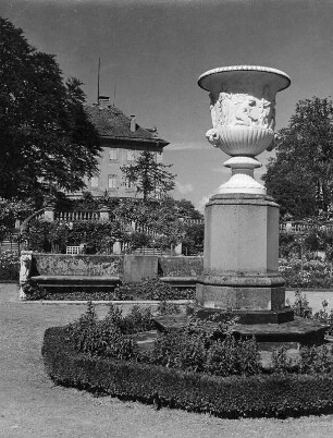 Mainau. Schloßpark (ab 1856). Rondell mit Steinvase im Rosengarten
