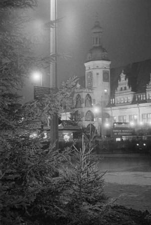 Weihnachtsmarkt bei Dunkelheit mit Pyramide