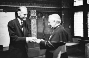 Freiburg: Erzbischöfliches Ordinariat, Dr. Herder übergibt Erzbischof Dr. Schäufele [neues] Gesamt-Gesangbuch [Gotteslob]
