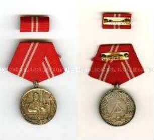 Medaille für treue Dienste in den Kampfgruppen der Arbeiterklasse mit Interimsspange in Silber