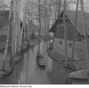 Kind auf einem Kahn im Spreewald
