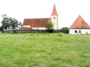 Ansicht von Norden mit Kirche (Kirchturm 11 Jh - Chor 13 Jh - Langhaus 1729 erneuert) über Kirchhofmauer (Wehrgang im 18 Jh abgetragen)-im Nordwesten neues Bahrhaus mit Kapelle