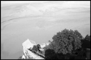 Mount Saint Michel: von der Terrasse auf Befestigung und Ebbe