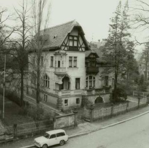 Dresden-Blasewitz, Vogesenweg 4. Villa (1894; M. G. Poscharsky). Straßenansicht mit Einfriedung