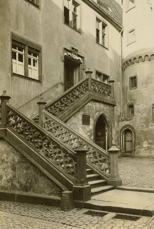 Wertheim, Mühlenstraße 26, Rathaus (ehemas Fürstlich Rosenberg'sche Hofhaltung). Innenhof. Treppenaufgang
