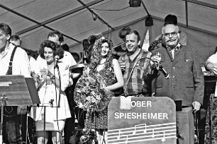 Weinfest: Wahl der Ahrensburger Weinkönigin an der Großen Straße: Königin Melanie Heimann mit den Oberspießheimer Musikanten, links Vorgängerin Nicole Thimm