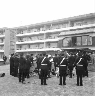 Seniorenwohnanlage Rosenhof I: Hoisdorfer Landstraße: Einweihung: Außenansicht des Gebäudekomplexes: davor Musikkapelle der Freiwilligen Feuerwehr Großhansdorf: dahinter und auf Balkonen Zuschauer