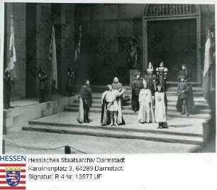 Darmstadt, Landestheater / Szenenbild aus 'Die Jungfrau von Orléons' von F[riedrich v. Schiller (1759-1805); Regie: Franz Everth (1880-1965); Bühne/Kostüm: Caspar Neher (1897-1962); Hauptrolle: Viola Puder (* 1920)