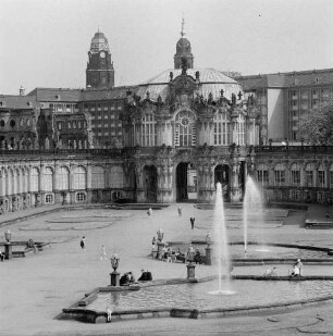 Dresden-Altstadt. Zwinger (1709-1728, M. D. Pöppelmann). Blick über den Zwingerhof und den Glockenspielpavillon nach Südsüdost