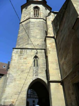 Stadtkirche-Kirchturm von Süden (im Kern Frühgotisch)-Glockenstube 1513 erneuert-Eingangshalle 1618 durch Baumeister Heinrich Schickhardt (dJ) neu gestaltet