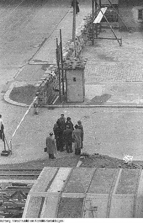 Dresden. Dr. Lothar Bolz (Jurist, 1949-1953 Minister für Aufbau, Vorsitzender der Nationaldemokratische Partei Deutschlands (NDPD)) informiert sich über den Wiederaufbau der Stadt, 1950