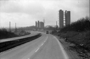 Stuttgart, Degerloch: B 27 mit Hochhäusern, vom fahrenden Bus, von der Brücke