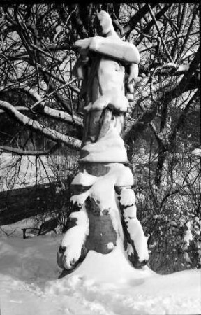 Freiburg: Verschneite Nepomukfigur am Sandfang