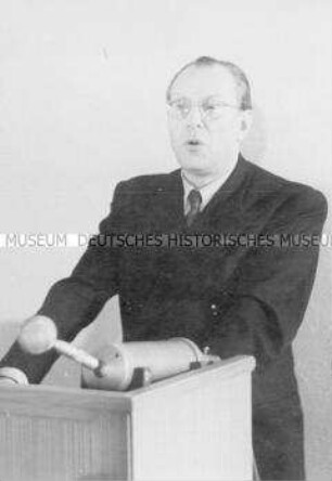 Otto Grotewohl stellt Journalisten den Verfassungsentwurf der DDR vor