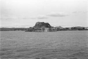 Landzunge : Landzunge mit Felsen vom Wasser aus.