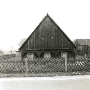 Daubitz (Rietschen-Daubitz), Dorfstraße 25. Blockhaus (1870). Straßenfront (Giebelfront)