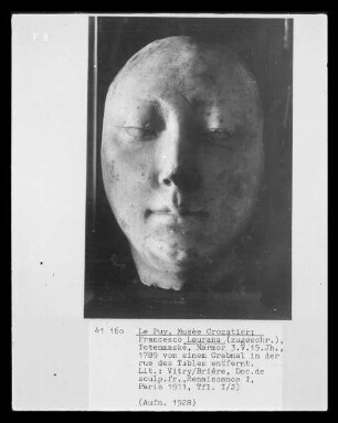 Gesichtsmaske einer jungen Frau