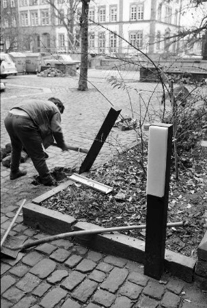 Versuchsweise Installierung von Stablampen im Hof der Universität Karlsruhe