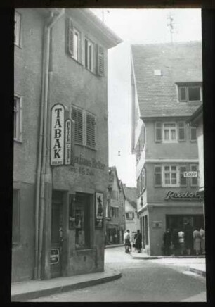 Straßenbild mit Reklame