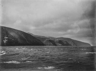 Küstenlandschaft : Blick über das Meer auf eine Steilküste