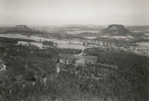 Elbsandsteingebirge. Blick vom Papststein über Dorf Gohrisch auf König- und Lilienstein