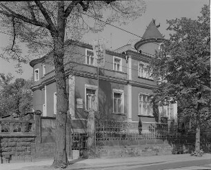 Dresden-Strehlen, Wasastraße 2. Villa (1897; R. Uebe). Straßenansicht