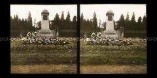 Blumenbeet und Bismarckdenkmal im Stadtpark von Beuthen