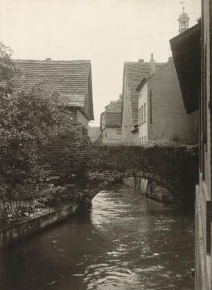 Elstermühlgraben : Pegau, Partie am Elstermühlgraben mit Stadtmauer, Brücke und Rathausturm