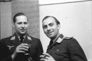 Pipera: UfA-Truppe, Spiel in der WL-Kaserne, Bob Iller [rechts] und Oberstleutnant
