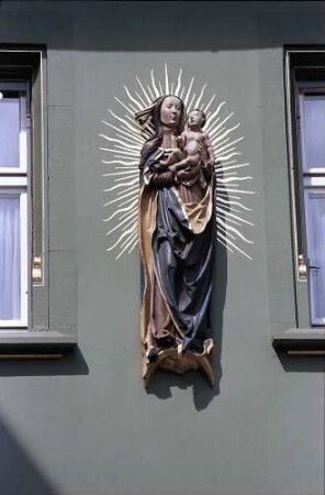 Freiburg i. Br.: Münsterplatz: Madonnenstatue am Bankhaus Krebs