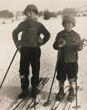 Ski-Nachwuchs. Zwei Jungen in Winterbekleidung auf Skiern