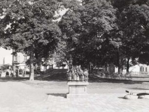 Leipzig-Lindenau, Karl-Heine-Platz : Leipzig-Lindenau, Karl-Heine-Platz. Ansicht mit bronzener Gruppenplastik "Blaskapelle" (1988/1989; H. Klopsch)