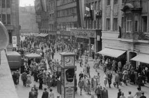 Die Petersstraße zur Mittagszeit während der Leipziger Herbstmesse 1955