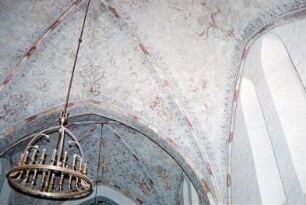 Hauptstraße 59: evangelische Kirche: Innenansicht: Kirchenschiff, Detailaufnahme: Kreuzrippengewölbe mit Deckenmalereien, Deckenleuchter: 28. April 1994