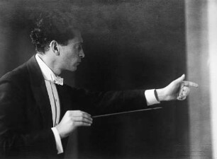 Issay Dobrowen (1891-1953; Dirigent, Komponist, Regisseur). Fotografie von Ursula Richter. Dresden, wohl 1927