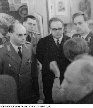 Militärs bei Kunstausstellung