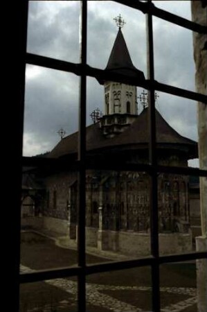 Sucevita: Klosterkirche, außen, durch Gitterfenster