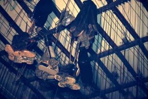 Flussspatgrube: aufgehängte Arbeitsstiefel in der Kaue